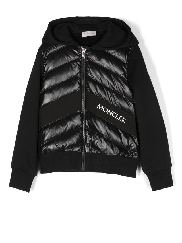 Offerta Felpa bambino imbottita con cappuccio colore nero con scritta logo